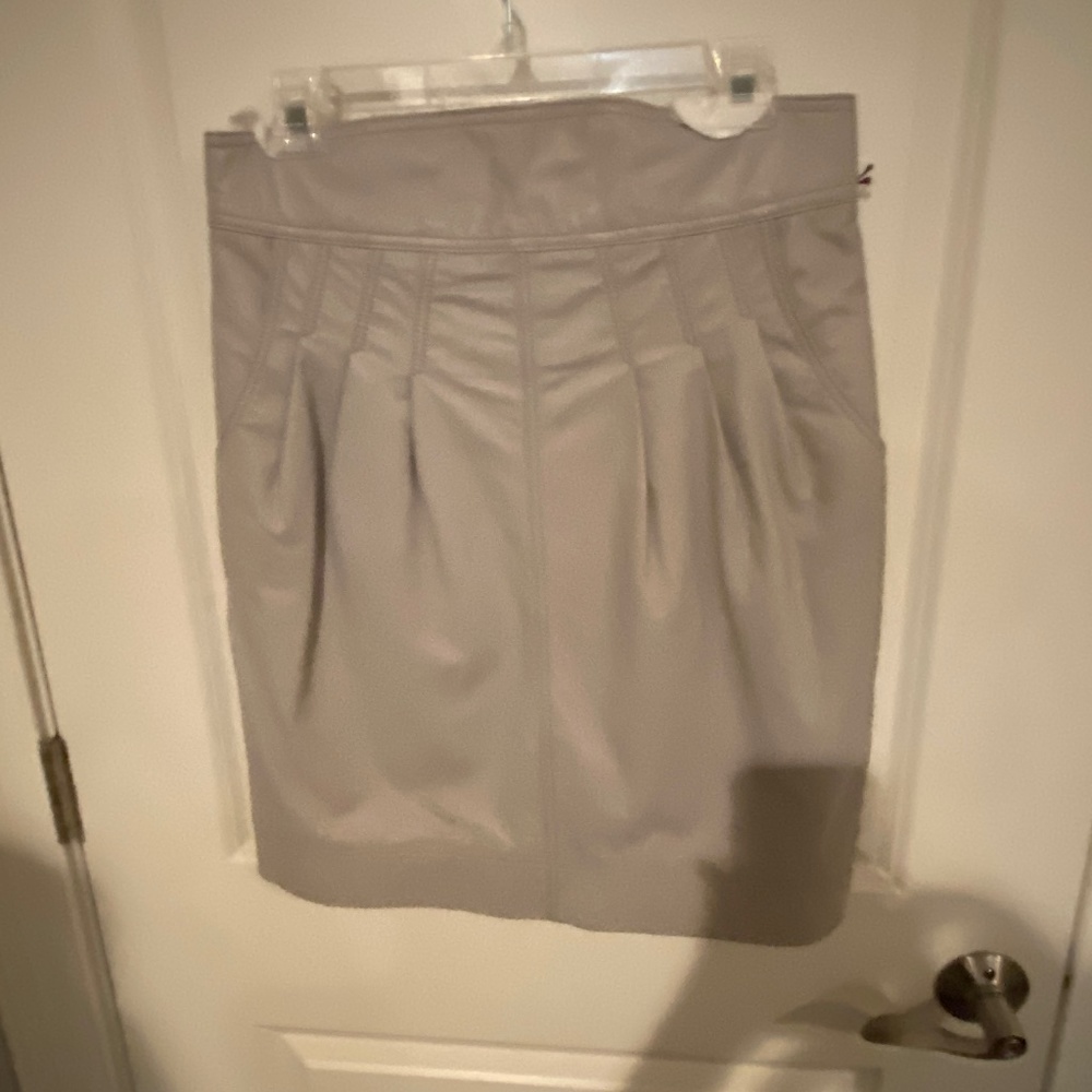 NEW MINT PALE GRAY LEATHER SKIRT SIZE 10